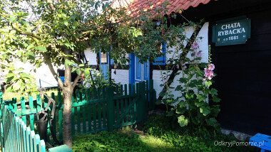 Zabytkowa chata rybacka w Jastarni przy ul. Rynkowej 10, pochodzi z 1881 roku