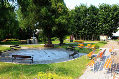 Park Kaszubski w Pucku, naprzeciwko urzędu miasta, z pomnikiem Antoniego Abrahama