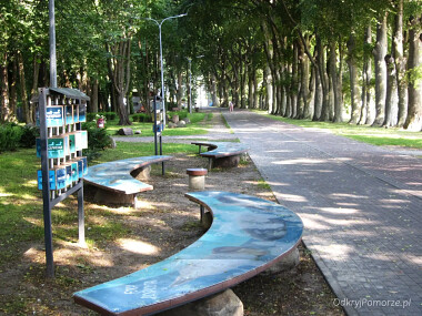 Puck - Park im. Feliksa Nowowiejskiego z  ławeczkami i tablicami informacyjnymi na temat morza, środowiska, przyrody itp.