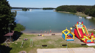 Plaża i kąpielisko nad Jeziorem Wdzydze we Wdzydzach Tucholskich