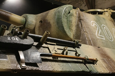 Muzeum Pancerne w Kłaninie - pancerz czołgu Panther jest pokryty Zimmeritem (widoczne prążki). Ta pasta miała utrudniać przywieranie granatów z magnesami; przy okazji zmniejszała widoczność pojazdu w terenie.