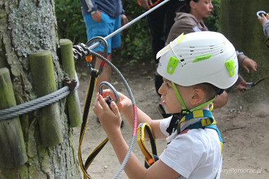 Alfa Park Władysławowo - park linowy nad morzem - dzieci szybko opanowują  niezbędne zasady bezpieczeństwa