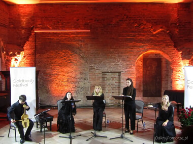 Goldberg Festival 2025 - Ensemble Peregrina w Oblackim Centrum Kultury. Zespół założony przez polsko - szwajcarską wokalistkę i muzykolog Agnieszkę Budzińską- Bennett wykonuje średniowieczne utwory muzyczne.