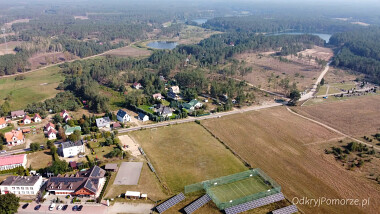 Wąglikowice - boisko sportowe oraz jeziora