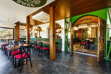 Restauracja Malinówka - oszklony taras przy wejściu