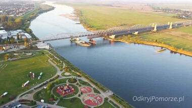 Tczew - słynne mosty, o które toczono walki w 1939 oraz Bulwar Nadwiślański. Zabytkowy most drogowy jest częściowo rozebrany i pozostaje w remoncie.