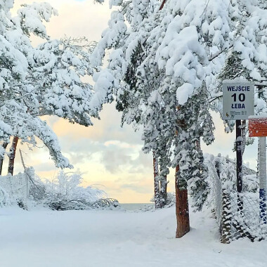 Na ferie zimowe nad morzem 2026 zaprasza Zdrowotel położony tuż przy plaży w Łebie - fot. Zdrowotel Łeba