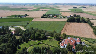 Wieś Podzamcze na Powiślu w gminie Kwidzyn. W prawym, dolnym rogu -  Biały Dwór - hotel, restauracja, kawiarnia.