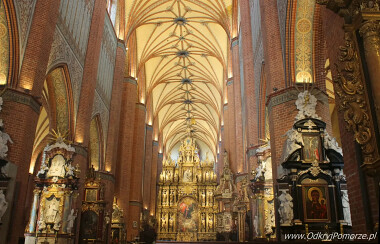 PIękne wnętrza Bazyliki Katedralnej w Pelplinie są wspaniałą scenografią dla koncertu kolęd i pastorałek. Zapraszamy 21 grudnia 2025