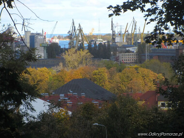 Punkt widokowy Wronia Górka w dzielnicy Aniołki - z widokiem na stocznię i kawałek morza - Zatoki Gdańskiej