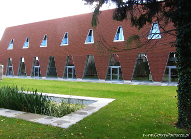 Ośrodek Szkoleniowo-Naukowy Okręgowej Izby Lekarskiej w Gdańsku - elewacja ze 125 tysięcy dachówek i 95 tysięcy cegieł nawiązuje do charakteru dzielnicy Aniołki