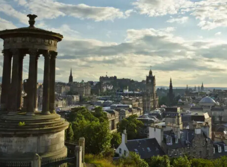 Jesienne kierunki z Gdańska – tanie loty z Pomorza, które zabiorą Cię do europejskich perełek