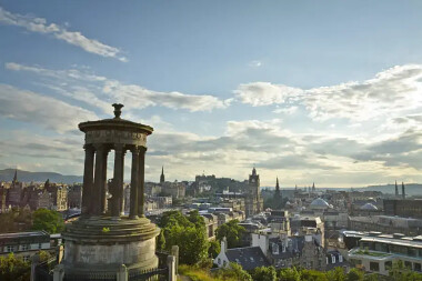 Jesienne kierunki z Gdańska – tanie loty z Pomorza, które zabiorą Cię do europejskich perełek