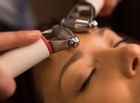 Mezoterapia bezigłowa – bezpieczny i bezbolesny sposób na regenerację skóry