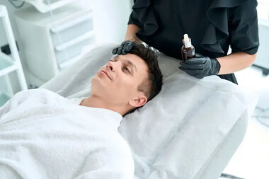 Mezoterapia bezigłowa to bezpieczny, sprawdzony i bezbolesny sposób na regenerację skóry. Poznaj szczegóły tej metody.