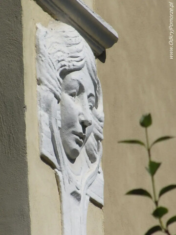 Płaskorzeźba na ścianie willi na ul. Obrońców Westerplatte w Sopocie