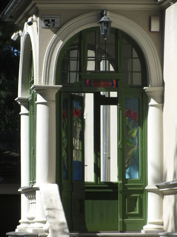 Wejście do odnowionej willi na ul. Obrońców Westerplatte w Sopocie