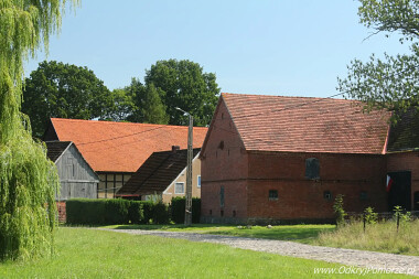 W Swołowie zieleń przyrody przeplata się z czerwienią cegły i dachówek