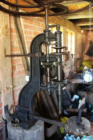 Swołowo - zabytkowa ponad stuletnia maszyna - eksponat w kuźni