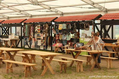 Swołowo - wewnątrz hali namiotowej znajdują się stoiska rękodzieła