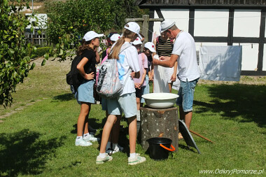 Swołowo - pokazy dawnego prania dla turystów
