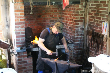 Swołowo - pokaz pracy kowala w kuźni