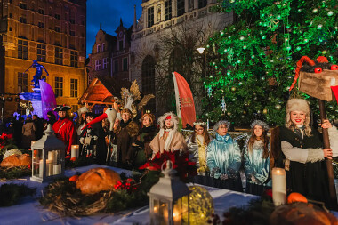 Gdańska Wigilia - fot. Dominik Paszliński - przy wigilijnym stole pod choinką