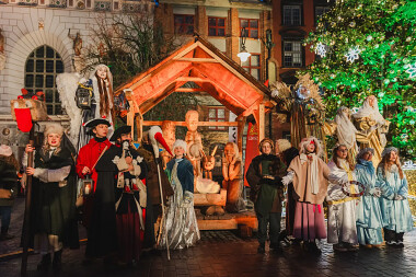 Gdańska Wigilia - fot. Dominik Paszliński - kolędnicy przy stajence