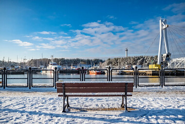 Nabrzeże przy porcie w Ustce w szacie zimowej - niedaleko Promenady i ruchomej kładki - fot. The Sun by Lubicz