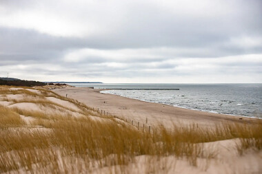 Plaża zachodnia w Ustce - fot. The Sun By Lubicz ma w sobie coś także poza sezonem