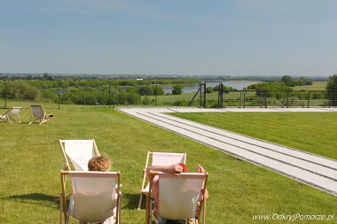 Gniew - błogi wypoczynek z widokiem na Wisłę. Na horyzoncie zarys Kwidzyna
