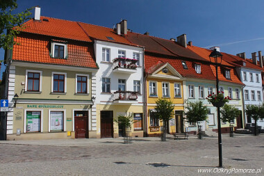 Gniew - kamieniczki po wschodniej stronie Placu Grunwaldzkiego - Rynku Starego Miasta