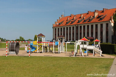 Gniew - plac zabaw dla dzieci przy Pałacu Marysieńki