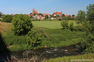 Gniew - panorama miasta i rzeka Wieżyca, która za kilkaset metrów wpadnie do Wisły