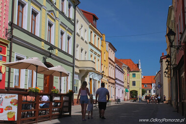 Gniew - ulica Piłsudskiego prowadzi prosto do Rynku
