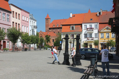 Gniew - zabytkowe, żeliwne pompy miejskie na Rynku Starego Miasta