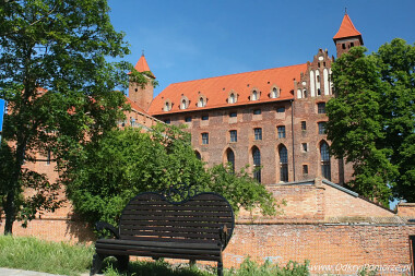 Gniew - ławka zakochanych wykonana przez lokalnych kowali - znajduje sie na ul. Wąskiej