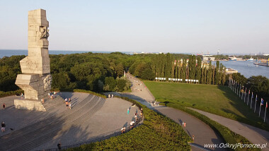 Westerplatte Gdańsk - Pomnik Obrońców Wybrzeża i napis Nigdy Więcej Wojny - wciąż aktualny