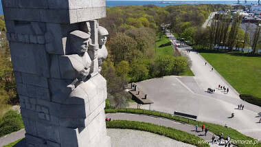 Pomnik Obrońców Wybrzeża na Westerplatte w Gdańsku - komunistyczna propaganda wspomina o Lenino które leży ponad 800 km od polskiego wybrzeża