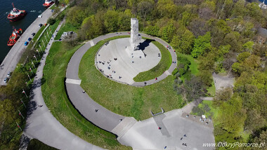 Pomnik na Westerplatte stoi na kopcu z ziemi wydobytej podczas pogłębiania kanału portowego