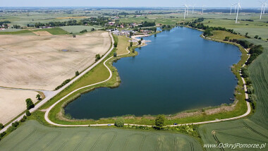 Jezioro Jeleń położone we wsi Jeleń w gminie Gniew - na Kociewiu. Prywatny zbiornik należący do Jeleń Resort & SPA jest chętnie odwiedzany przez wędkarzy.