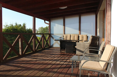 Noclegi Zawory - pokoje i apartamenty na Kaszubach - zadaszony taras rekereacyjny z widokiem na jezioro Kłodno