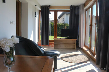 Mieszkanie wakacyjne Kaszubskie Zacisze - przeszklona weranda wypoczynkowa z TV