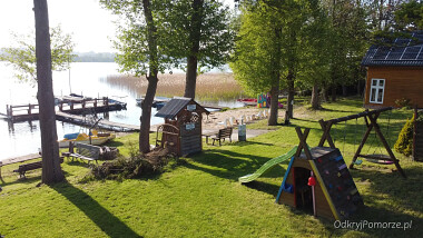 Kaszubskie Zacisze w Zaworach - noclegi nad jeziorem Kłodno plac zabaw dla dzieci piaszczysta plaża