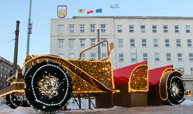 Świąteczna iluminacja na tle fasady Urzędu Miasta Gdyni - tutaj zobaczymy multimedialny spektakl wyświetlany na ścianie budynku - w ramach obchodów 100 Urodzin Gdyni