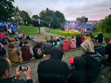 Amfiteatr przy Górze Markowca - fot. MDK Rumia - zapraszamy na koncerty i kino plenerowe w Rumi!