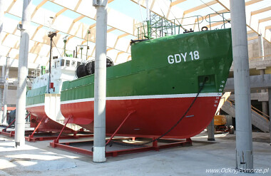 Największy eksponat Muzeum Archeologii Podwodnej i Rybołówstwa Morskiego w Łebie - jako pierwszy element ekspozycji w czasie budowy