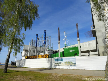 Mury muzeum w Łebie pną się do góry