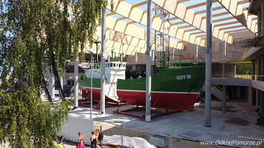 Kuter Gdy-18 stopniowo jest obudowywany murami powstającego Muzeum w Łebie