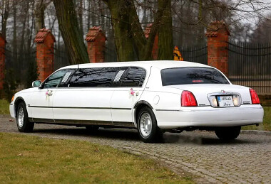 Jeyjey Limo Gdańsk - luksusowe limuzyny z kierowcą na studniówki, wieczory panieńskie i kawalerskie, randki, śluby, wesela czy clubbing w Trójmieście